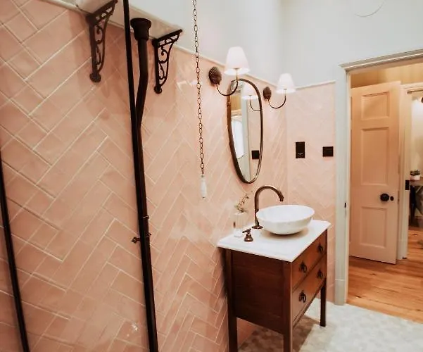 ch1 boutique stays - queen suite Chester