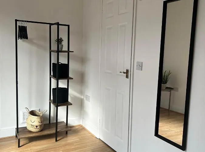 Cheerful 5 Bedrooms & En-Suite Bathrooms Town House Northampton