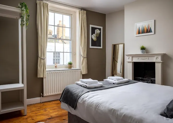 Private Curb Properties - Sandford Street - Town Centre Chic Home Cheltenham
