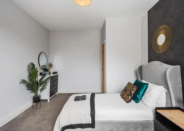 Pristine Stylish Townhouse On The Stray! - Sleeps 9 Villa Harrogate