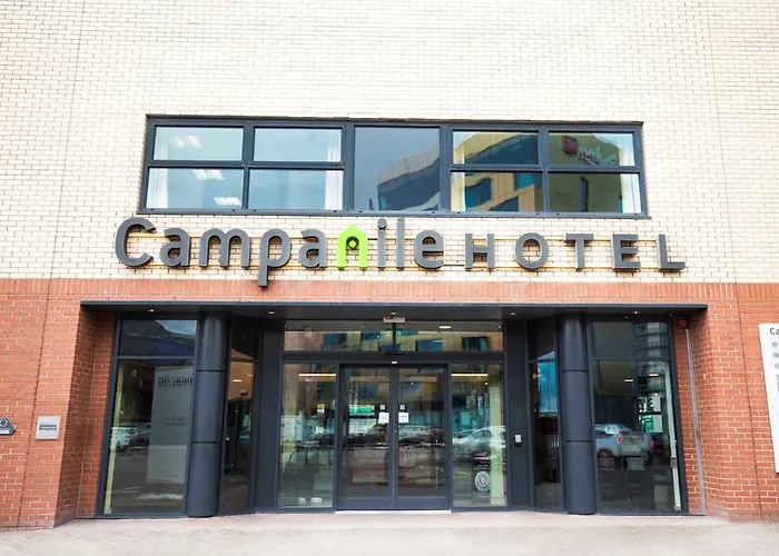 Glasgow hotels near tranport museum