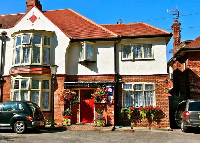 Kingston upon Hull hotels near Queen's Gardens