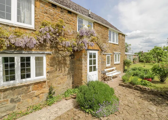 Priors Mead Villa Banbury