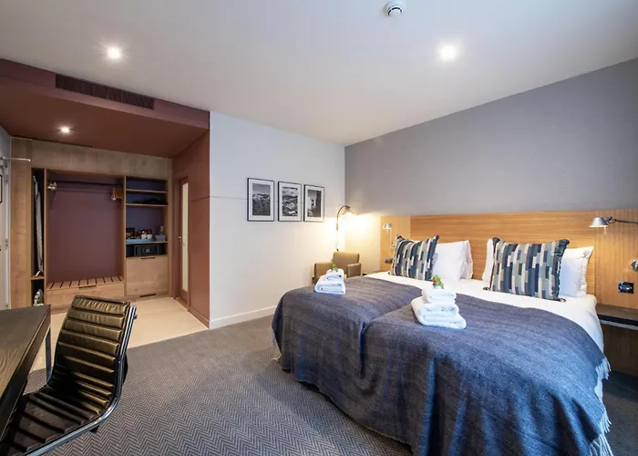 Edinburgh hotels near Scott Monument
