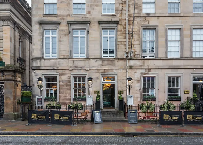 Edinburgh hotels near Gladstone's Land