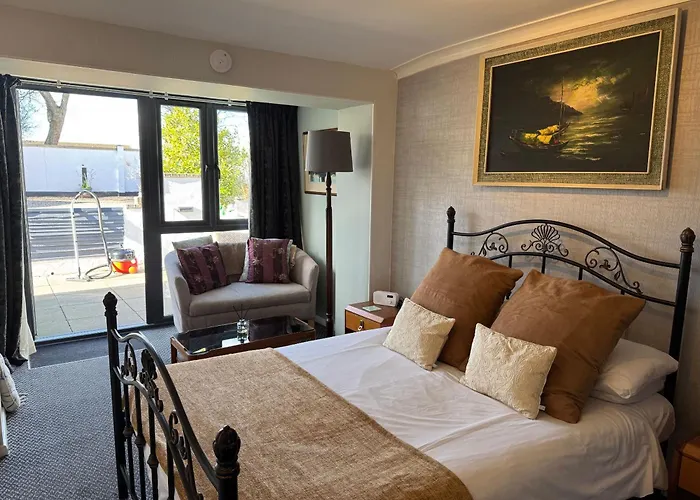 Chelmondiston Hotels