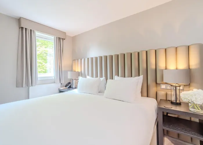 Edinburgh hotels near Calton Hill