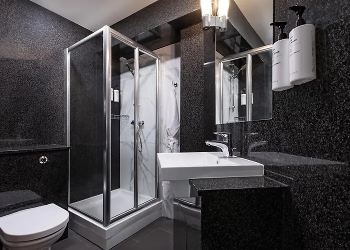 London hotels near Churchill War Rooms