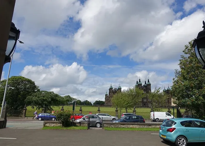 Edinburgh hotels near Scottish National Gallery